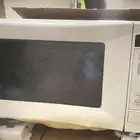 مايكرويف جديد يشتغل مافيه شي بس كسور بسيطه على ضمانتي