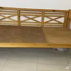 كراسي خشبية كبيره و قوية و على الشرط العدد 5 كراسي شبة جديد