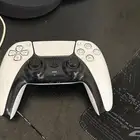 سوني 5 مع يدتين