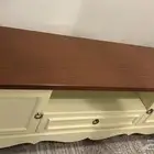 طاولة تلفزيون نظيفة مرة