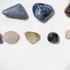 مجموعة من 9 قطع من الأحجار الكريمة النادرة.