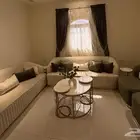 كنب مودرن للبيع مع ستارة وطقم طاولات