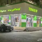 مواد بناء ومعدات كهربائية ومولدات وعدد يدوية