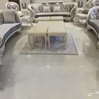كنب كلاسيك مع طاولة كبيرة واربع طاولات صغيرة