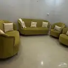 طقم كنب اربع قطع مع شجرة زينة بحالة مقبولة للبيع