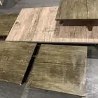 طاولة كبيرة مع اربعة طاولات صغيرة