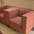 كنب مرتفع ل سبع أشخاص متقطع من تحت عند الرجول بس فوق سليم