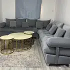 كنب مع الطاولات والسجادة والستاره