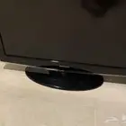 سرير وتلفزيون ومكواة