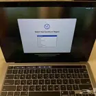 إعلان لبيع MacBook Pro (مع ملاحظة في الكيبورد)
