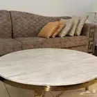 طاولة رخام من فوق والأرجل لونها. ذهبي فخمة جدا