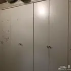 غرفه نوم اللون ابيض و طابعه