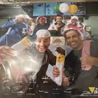 بوستر شباب البومب على قرطيسه