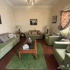 طقم كنب مع طاولات وأبجورة
