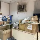 الات تصوير كبيرة وصغيرة مختلفة وكمبيوترات وشاشات وطابعات