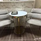 طاولة دائرية مع كرسيين نظيفة