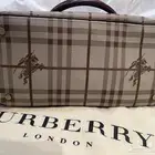 شنطة ماركة بيربري سعر شرائها تقريبا 2500 وسعر البيع 500