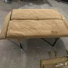 خلفية تنزاني و طبق برادو و فراش بر مع سرير