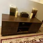 طاوله تلفزيون وطقم طاولات خشب اصلي كلها شبه جديده