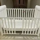 للبيع سرير اطفال وكرسي طعام للطفل