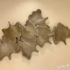 لوحة على شكل أوراق شجر ذهبية
