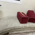 جالسة أرضية اللي يبيها يجي يأخذها