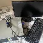 شاشة كمبيوتر مع الملحقات