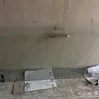 باب محل زجاج