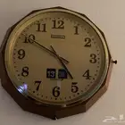ساعة جدارية قديمة