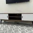 طاوله تلفاز مع تلفاز 43 بوصه سمارت الموقع املج