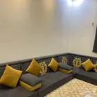 مجلس عربي نظيف وجميل مرتب جدا  مع 2 طاولات زوايا قزاز