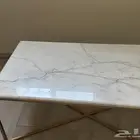 طاولة رخام مع 3 طاولات ذهبيه خدمة