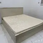سرير ومرتبة نظيفه جد ا