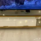 طاولة تلفاز استخدام نظيف جدا  شبهه جديد