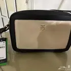 حقيبه يد صغيره ماركة تومي الاصليه