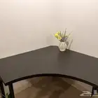 طاولة مكتبيه زاويه مستخدمه ومكنسة رطب وجاف استخدام خفيف