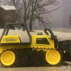 مجسم جرافة من المعدن