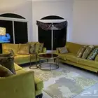 كنب وطاولة تلفزيون