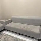 كنب يحتاج تنظيف فقط وغرفة نوم سرير وكومدينتين وتسريحه فقط