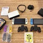 جهازين نينتندو سويتش مع وحدات تحكم إضافية