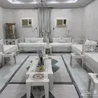 كراسي خشب مع المراتب والمخدات