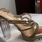 كعب نسائي نضيف بدون عيوب ذهبي