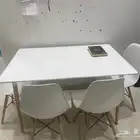 ثلاجه و طاولة طعام و كواية كهربائية