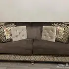 كنب مغربي نظيف للبيع المستعجل(طاولة كبيرة مربعة لوجه الله)