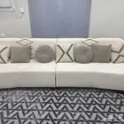كنب للبيع وثلاث طاولات