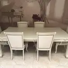 طاولة طعام كبيرة بكراسيها