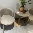 طاوله وكرسين