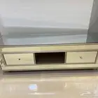 مكتبه زجاجيه بالكامل ونضيفه بس مسكت الدرج الي يساره ضايعه