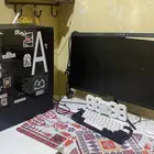 بي سي وشاشة مع طاولة وكرسي