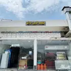 مطعم لتقبيل بكامل اغراضه.